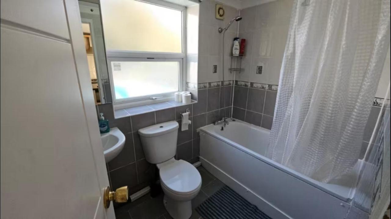 Spacious 3-bedroom Apartment! * Londra